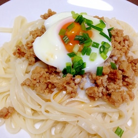 からめておいしい☆肉味噌と半熟卵の冷やしうどん